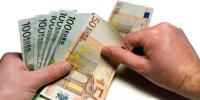 Stire din Cetățenești : Pentru a fi scutit de impozitul pe locuință,  vrea să cumpere casa de la soția lui