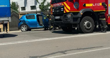 Accident grav la Valu lui Traian. Un bătrân de 80 de ani a rămas încarcerat - 3