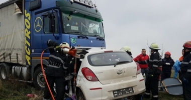 Stire din Eveniment : GROAZNIC ACCIDENT RUTIER. O ÎNTREAGĂ FAMILIE A MURIT! Mașina s-a izbit violent de un autotren