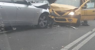GALERIE FOTO. IMPACT FRONTAL ÎNTRE UN TAXI ȘI UN BMW, LA TROCADERO - 5