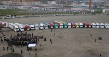 Stire din Actualitate : Convoiul umanitar trimis de Kiev a ajuns în estul Ucrainei