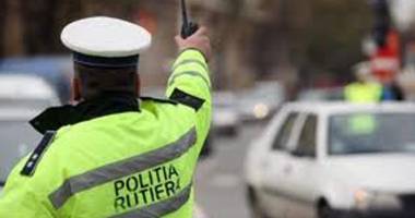 Stire din Eveniment : La volanul unei mașini cu numere expirate, fără permis