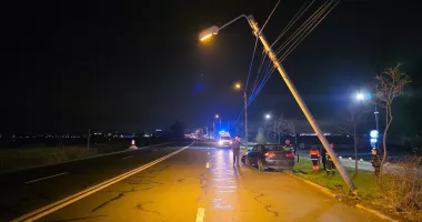 Stire din Eveniment : Un șofer a intrat într-un stâlp, între Eforie Sud și Eforie Nord. A fost transportat la spital