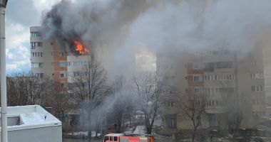 GALERIE FOTO-VIDEO / INCENDIU PUTERNIC ÎN CONSTANŢA. O PERSOANĂ S-A ARUNCAT DE LA ETAJ - 9