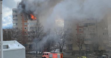 GALERIE FOTO-VIDEO / INCENDIU PUTERNIC ÎN CONSTANŢA. O PERSOANĂ S-A ARUNCAT DE LA ETAJ - 12