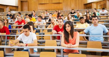 Stire din Cultură-Educație : De ce renunță tinerii la facultate? Universitățile pierd sute de studenți an de an
