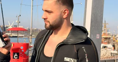 Curajoșii se pregătesc să sară în apă, în Portul Turistic Tomis din Constanța - 2