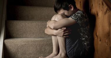CAZ ÎNFIORĂTOR! Copil de 11 ani, OBLIGAT SĂ SE PROSTITUEZE chiar de mama sa