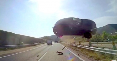 Stire din Actualitate : VIDEO INCREDIBIL! Unul dintre cele mai cumplite accidente filmate vreodată