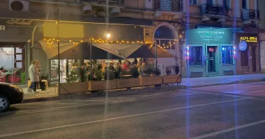 Trotuare transformate în terase, la Constanța! Pietonii merg pe carosabil sau printre mese - 2