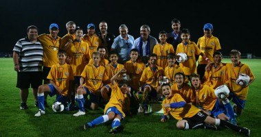 Stire din Sport : Academia Hagi, cu fiul "Regelui" titular, a devenit campioană națională