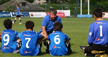 Stire din Sport : Academia Hagi vrea să "înțepe" cu ACU finala Naționalelor