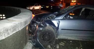 Stire din Eveniment : Accident rutier / ȘI-A FĂCUT MAȘINA PRAF ÎN SENSUL GIRATORIU!