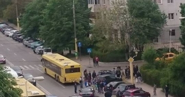 Stire din Eveniment : Accident rutier la Constanța. Autobuz RATC, lovit de un autoturism