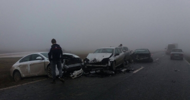 Galerie foto. ACCIDENT RUTIER ÎNTRE CONSTANȚA ȘI TULCEA. PATRU MAȘINI, FĂCUTE PRAF - 2