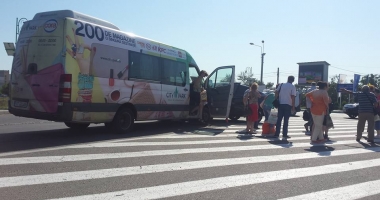 GALERIE FOTO / GRAV ACCIDENT LA NĂVODARI. Microbuzul implicat era arhiplin. "Criminalilor, sper să plătiți!" - 2