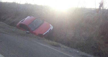 GALERIE FOTO / ACCIDENT RUTIER GRAV între Ostrov și Băneasa. Un autoturism S-A RĂSTURNAT - 2