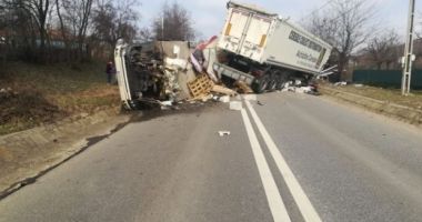 Două TIR-uri și un camion s-au ciocnit violent. Un mort și mai mulți răniți