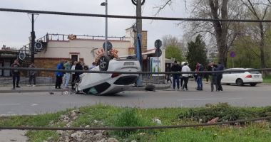 UPDATE - Mașină răsturnată, în stațiunea Mamaia - 2