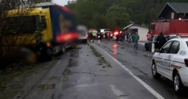 Șapte victime, după ce un autoturism a fost lovit de un TIR