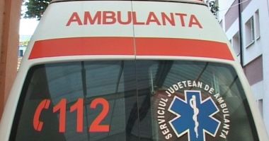 O fată de 12 ani care traversa calea ferată cu căști în urechi, accidentată de tren