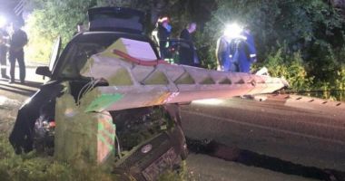 Stire din Eveniment : Accident rutier grav! Un tânăr de 19 ani a intrat cu mașina într-un stâlp de electricitate: un mort și doi răniți