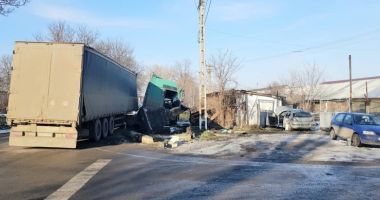 Stire din Eveniment : Accident groaznic: Trei persoane au murit în urma coliziunii între un TIR şi un autoturism