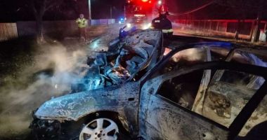 O mașină condusă de o tânără a ars după ce a lovit un copac