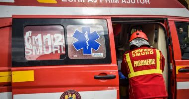 Un tânăr a pierdut controlul mașinii și a intrat pe trotuar lovind o femeie 71 de ani