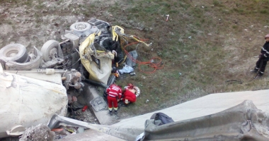 IMAGINI ȘOCANTE! ACCIDENT RUTIER MORTAL, LA CONSTANȚA! ȘOFERUL UNUI AUTOTREN RĂSTURNAT, DECEDAT - 3