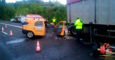 Accident cu doi morți / IMAGINI ȘOCANTE CU LOGANUL STRIVIT DE TIR - 2