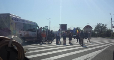 GALERIE FOTO / GRAV ACCIDENT LA NĂVODARI. Microbuzul implicat era arhiplin. "Criminalilor, sper să plătiți!" - 3