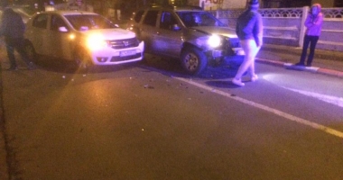 Stire din Eveniment : GALERIE FOTO/Accidente rutiere grave, azi-noapte, la Constanța. Mașini făcute praf, poliția și ambulanța, la fața locului