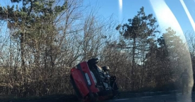 GALERIE FOTO / ACCIDENT RUTIER GRAV LA IEȘIRE DIN CONSTANȚA. Un autoturism s-a rasturnat - 2