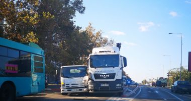 Accident rutier mai puțin obișnuit, pe bulevardul Aurel Vlaicu. Traficul este îngreunat!