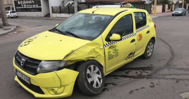 Galerie foto / ACCIDENT RUTIER la Constanța. Taxi făcut praf - 2