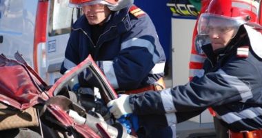 Stire din Eveniment : Accident rutier grav în localitatea Nicolae Bălcescu. Două persoane sunt încarcerate