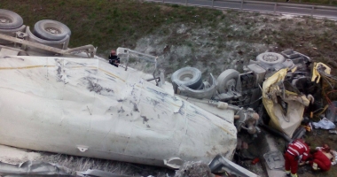 IMAGINI ȘOCANTE! ACCIDENT RUTIER MORTAL, LA CONSTANȚA! ȘOFERUL UNUI AUTOTREN RĂSTURNAT, DECEDAT - 4