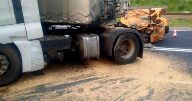 Accident cu doi morți / IMAGINI ȘOCANTE CU LOGANUL STRIVIT DE TIR - 3