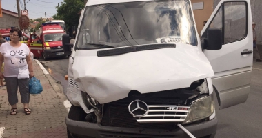 GALERIE FOTO / ACCIDENT RUTIER CU CINCI RĂNIȚI la Medgidia, după ce o mașină a intrat într-un microbuz de pasageri - 2