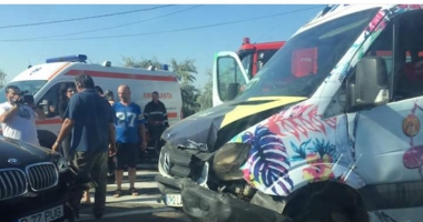 GALERIE FOTO / GRAV ACCIDENT LA NĂVODARI. Microbuzul implicat era arhiplin. "Criminalilor, sper să plătiți!" - 4