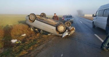 Stire din Eveniment : Galerie foto / ACCIDENT RUTIER ÎN JUDEȚUL CONSTANȚA. Un șofer s-a răsturnat cu mașina. Două victime!