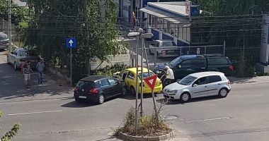 GALERIE FOTO / Accident violent pe strada Baba Novac! Circulația se desfășoară cu dificultate în zonă - 2