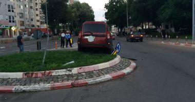 La un pas de o tragedie! Un șofer beat a "zburat" cu Loganul peste sensul giratoriu, în mijlocul Constanței - 2
