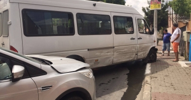 GALERIE FOTO / ACCIDENT RUTIER CU CINCI RĂNIȚI la Medgidia, după ce o mașină a intrat într-un microbuz de pasageri - 3