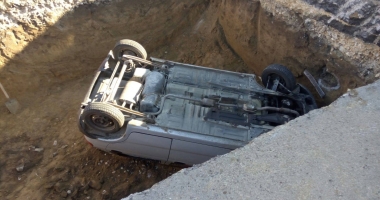 GRAV ACCIDENT RUTIER, la Constanța. Matiz căzut într-o groapă de 5 metri, pe bd. Aurel Vlaicu. Un muncitor, la un pas de a fi strivit! - 4