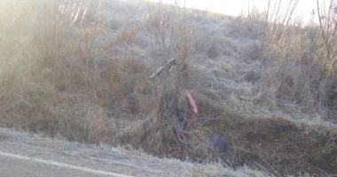 GALERIE FOTO / ACCIDENT RUTIER GRAV între Ostrov și Băneasa. Un autoturism S-A RĂSTURNAT - 3