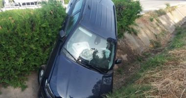 IMAGINEA ZILEI / Mașină răsturnată în șanț, la Lazu - 3