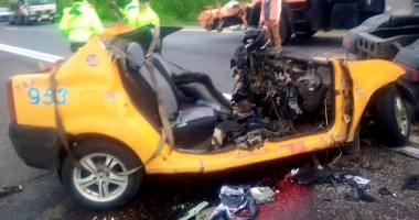 Accident cu doi morți / IMAGINI ȘOCANTE CU LOGANUL STRIVIT DE TIR - 4