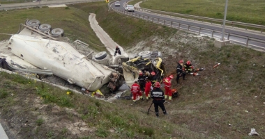 IMAGINI ȘOCANTE! ACCIDENT RUTIER MORTAL, LA CONSTANȚA! ȘOFERUL UNUI AUTOTREN RĂSTURNAT, DECEDAT - 6